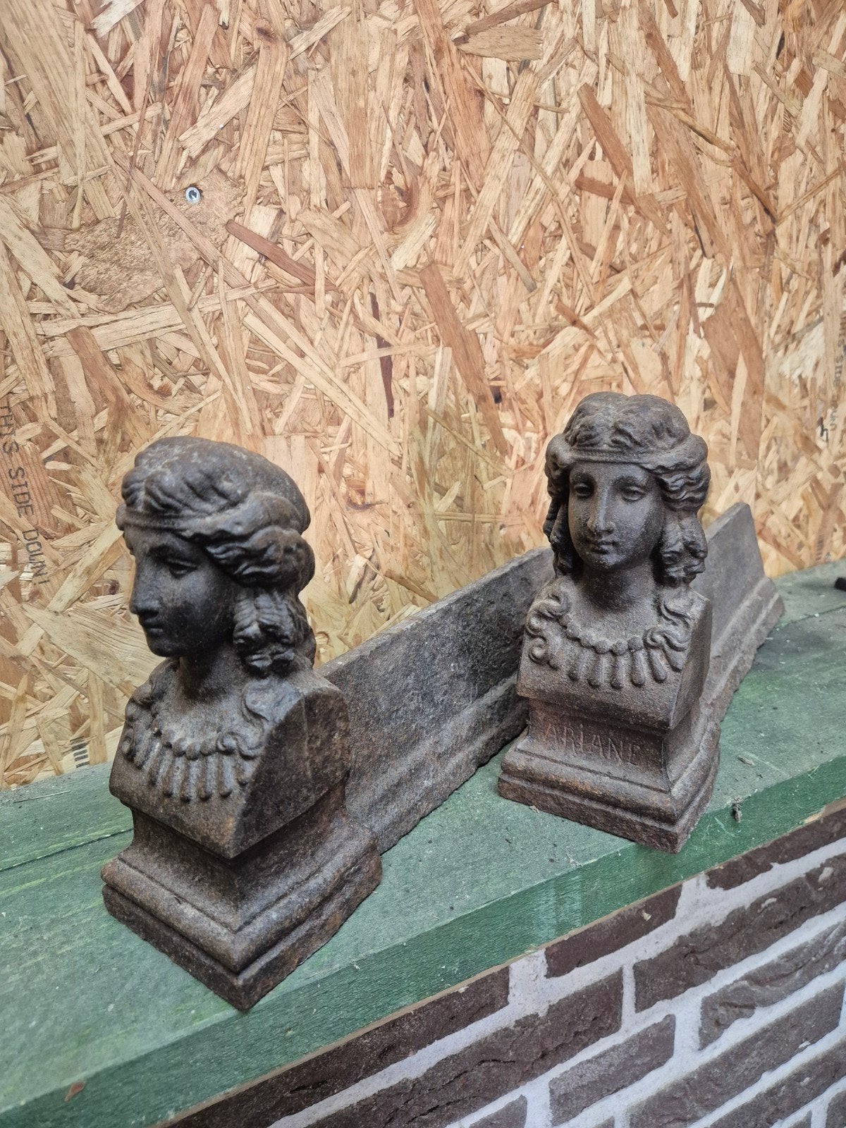 Antieke gietijzeren haardbokken met bustes, Ophalen