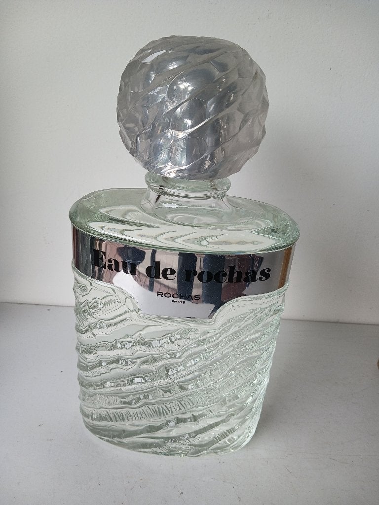 giant factice Eau de Rochas eau de toilette pour Femme ca 35, Verzamelen, Parfumverzamelingen, Verzenden, Nieuw, Toebehoren