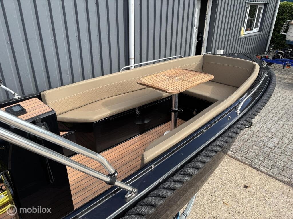 Amigo 470 elektrische sloep walstroom, Buitenboordmotor