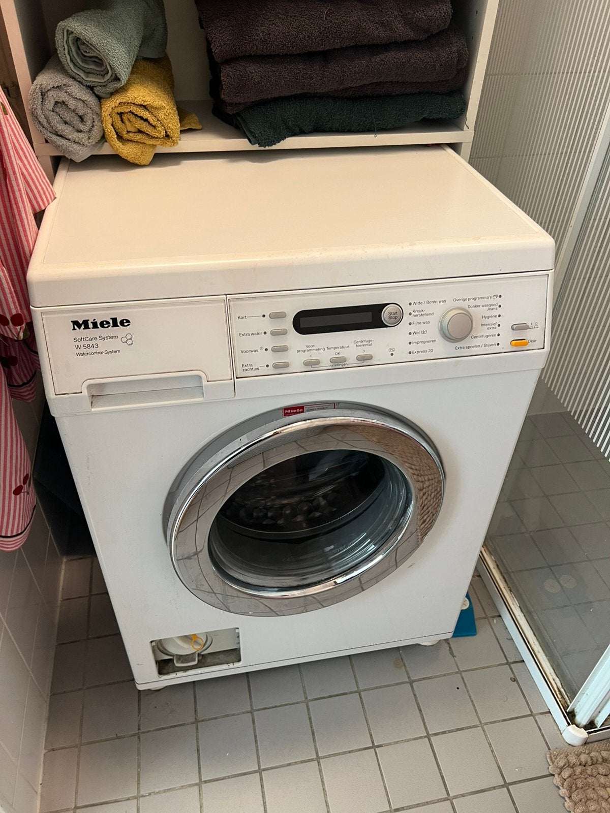 Miele W5843, Witgoed en Apparatuur, Wasmachines, Ophalen, Zo goed als nieuw, 1200 tot 1600 toeren, Minder dan 85 cm