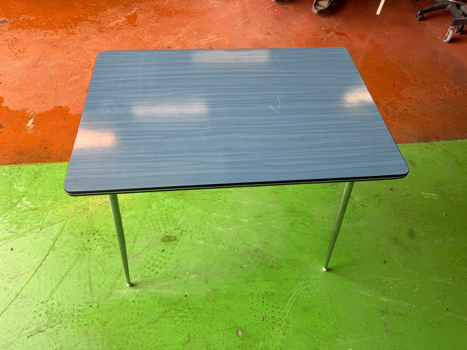 Vintage bijzettafel blauw met metalen poten, Ophalen, Gebruikt, Tot twee personen, 50 tot 100 cm