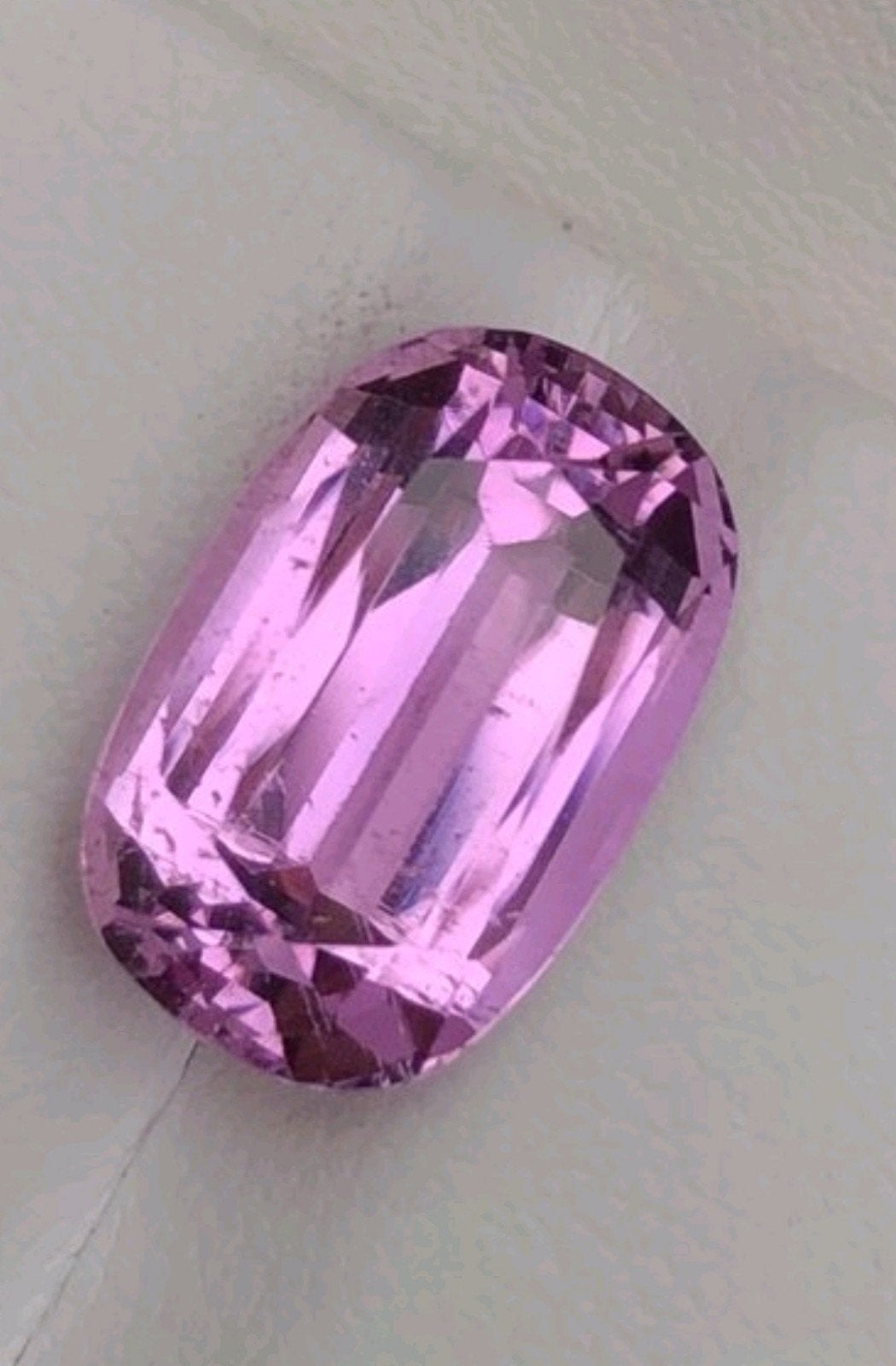 Prachtige roze violet kunziet edelsteen 8.81ct, Sieraden, Tassen en Uiterlijk, Ophalen of Verzenden, Nieuw