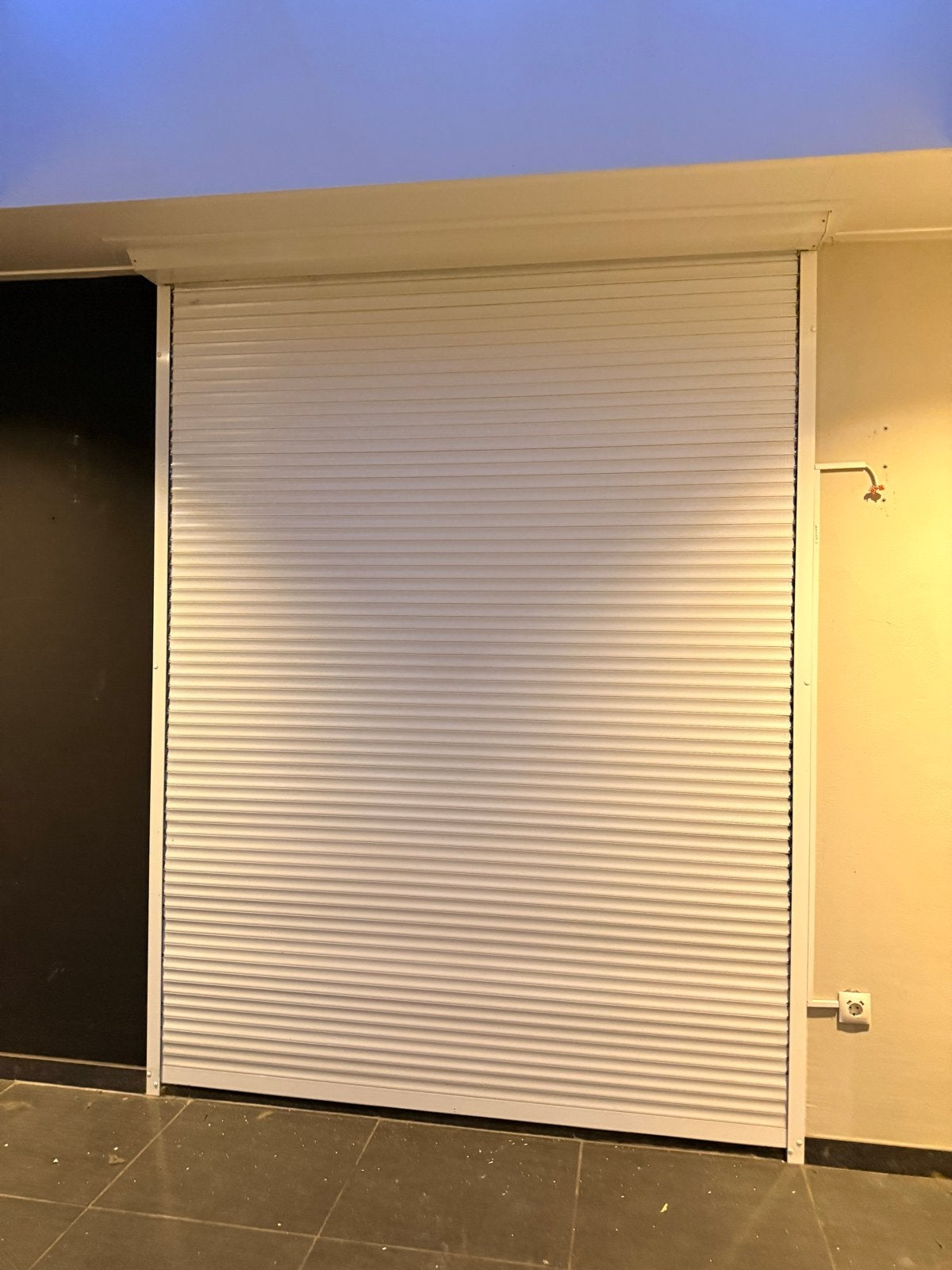 Wit elektrisch Rolluik - Perfect voor Privacy en Isolatie, Ophalen, Gebruikt, Wit, 200 cm of meer