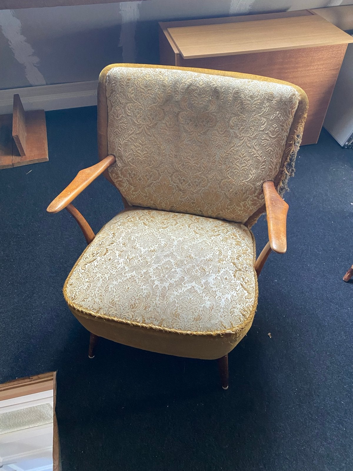 Vintage fauteuil met houten armleuningen, Ophalen
