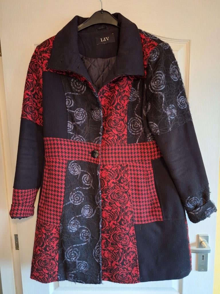 LIV Patchwork Jas/Mantel - Rood/Zwart met Rozenprint, Maat 38/40 (M), Ophalen of Verzenden, Zo goed als nieuw, LIV