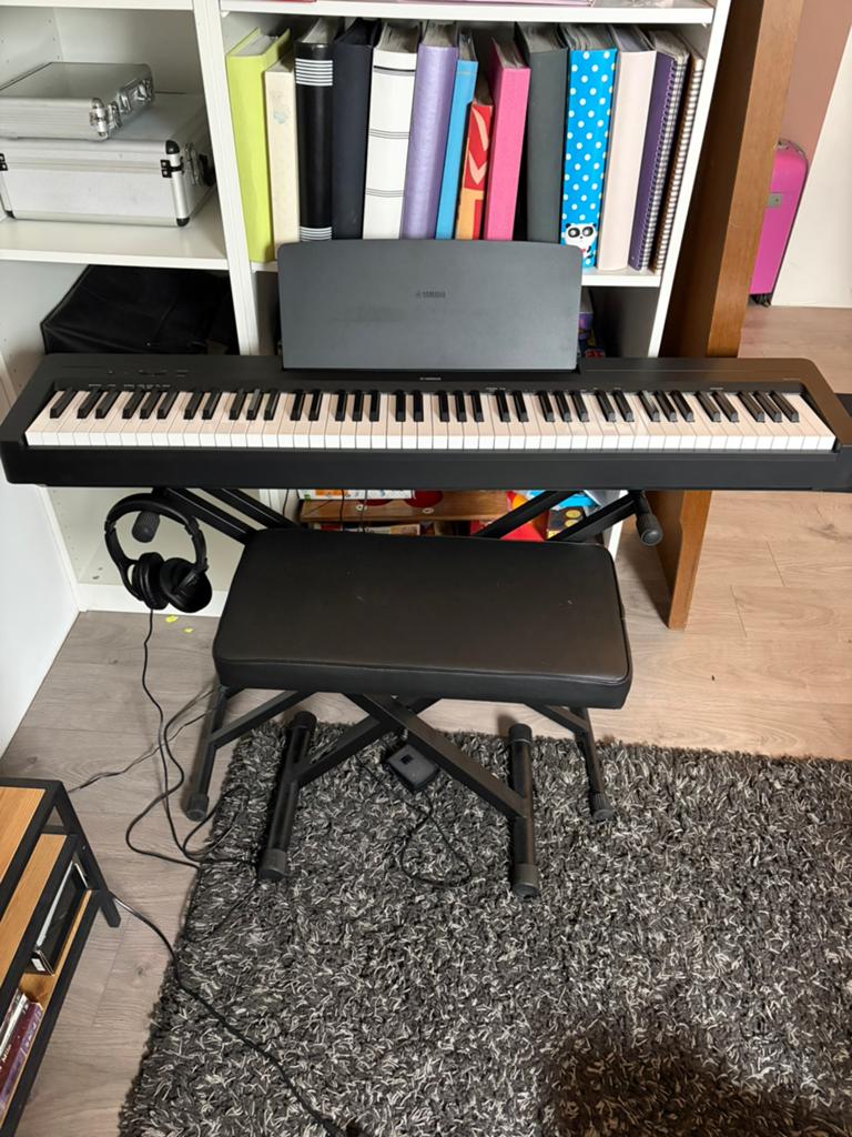Yamaha p145., Ophalen, Zo goed als nieuw, Zwart