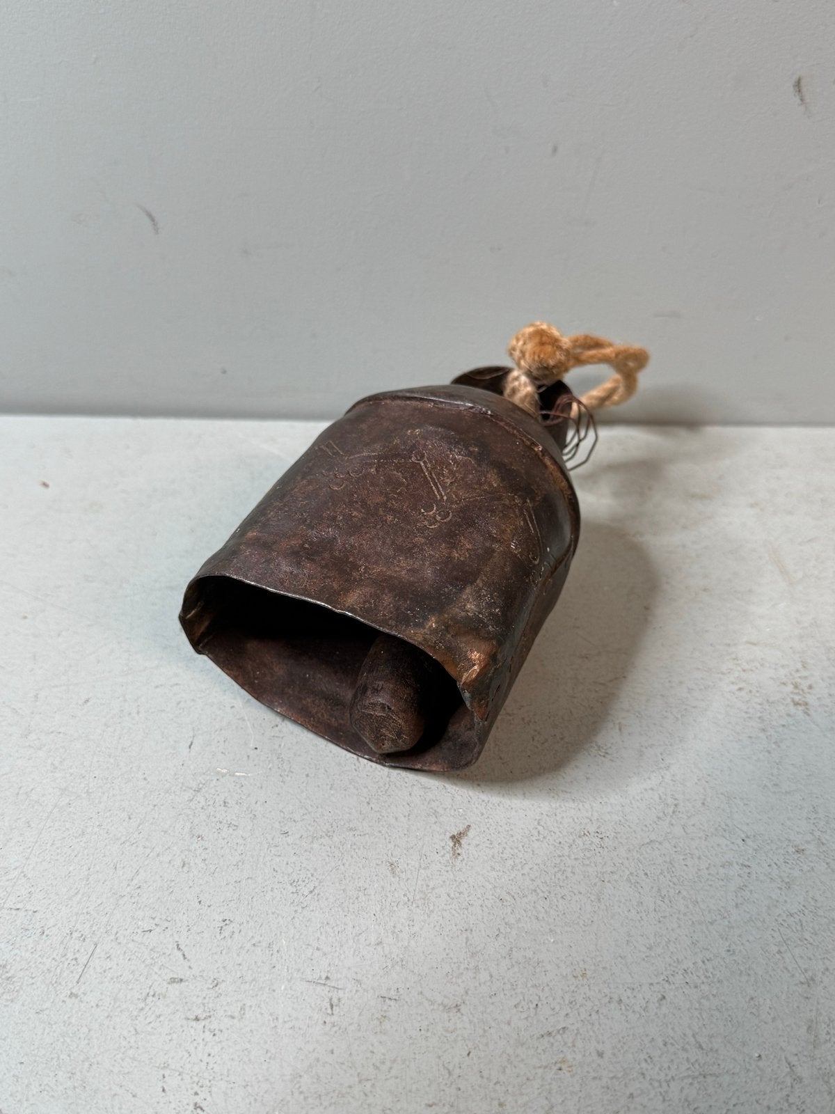Antieke metalen koebel met touw - Rustieke decoratie, Ophalen of Verzenden