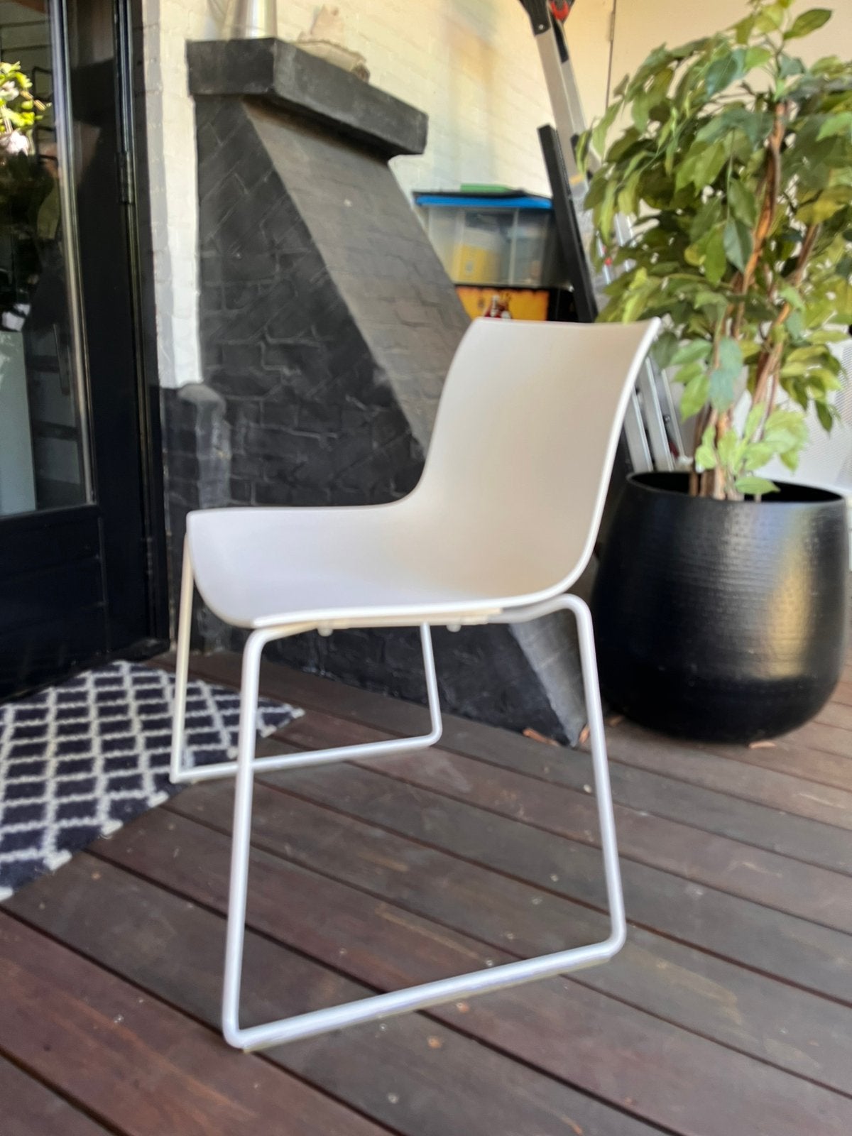 4 witte stoelen: 1 Arper Catifa 53, 1 gaas, 2 Eames replica, Huis en Inrichting, Stoelen, Ophalen, Zo goed als nieuw, Wit, Vier