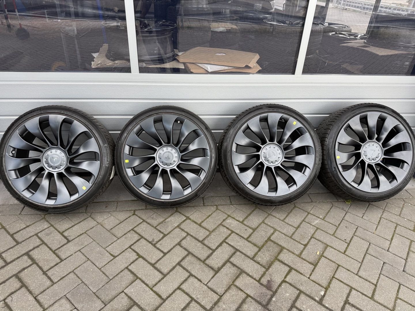 Foto 3 van 21 " Tesla Model Y velgen Performance sensoren winterbanden