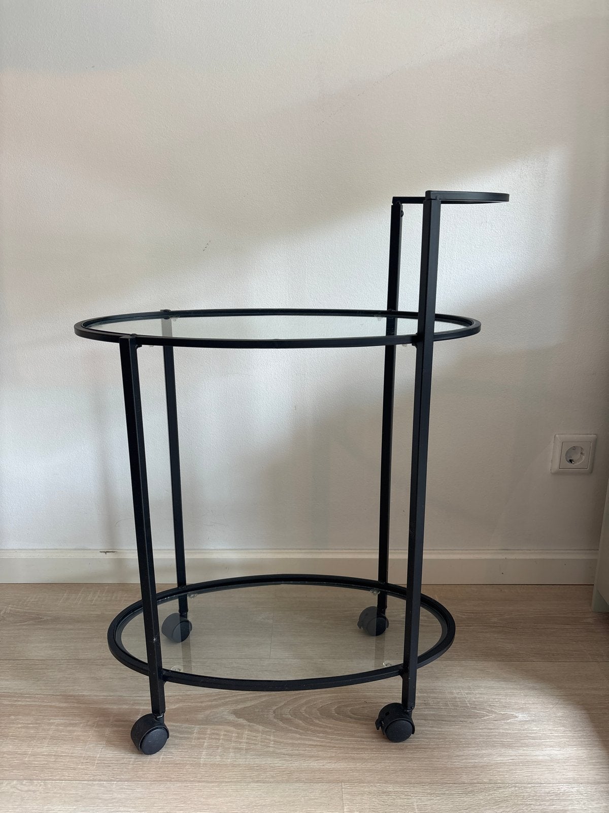 Zwarte serveerwagen met glazen platen en wielen, Ophalen, Minder dan 55 cm, Glas, Zo goed als nieuw