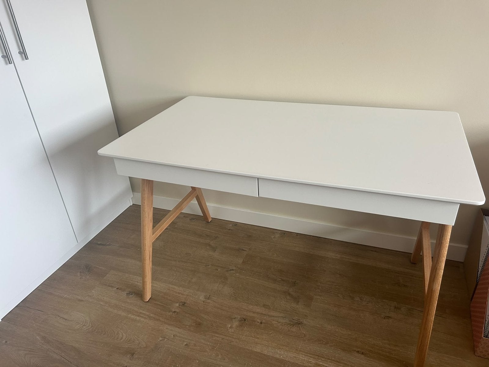 Net nieuw SHESLAY - design Bureau wit met houten poten en la, Huis en Inrichting, Ophalen, Overige typen, Met lades, Spaanplaat of MDF
