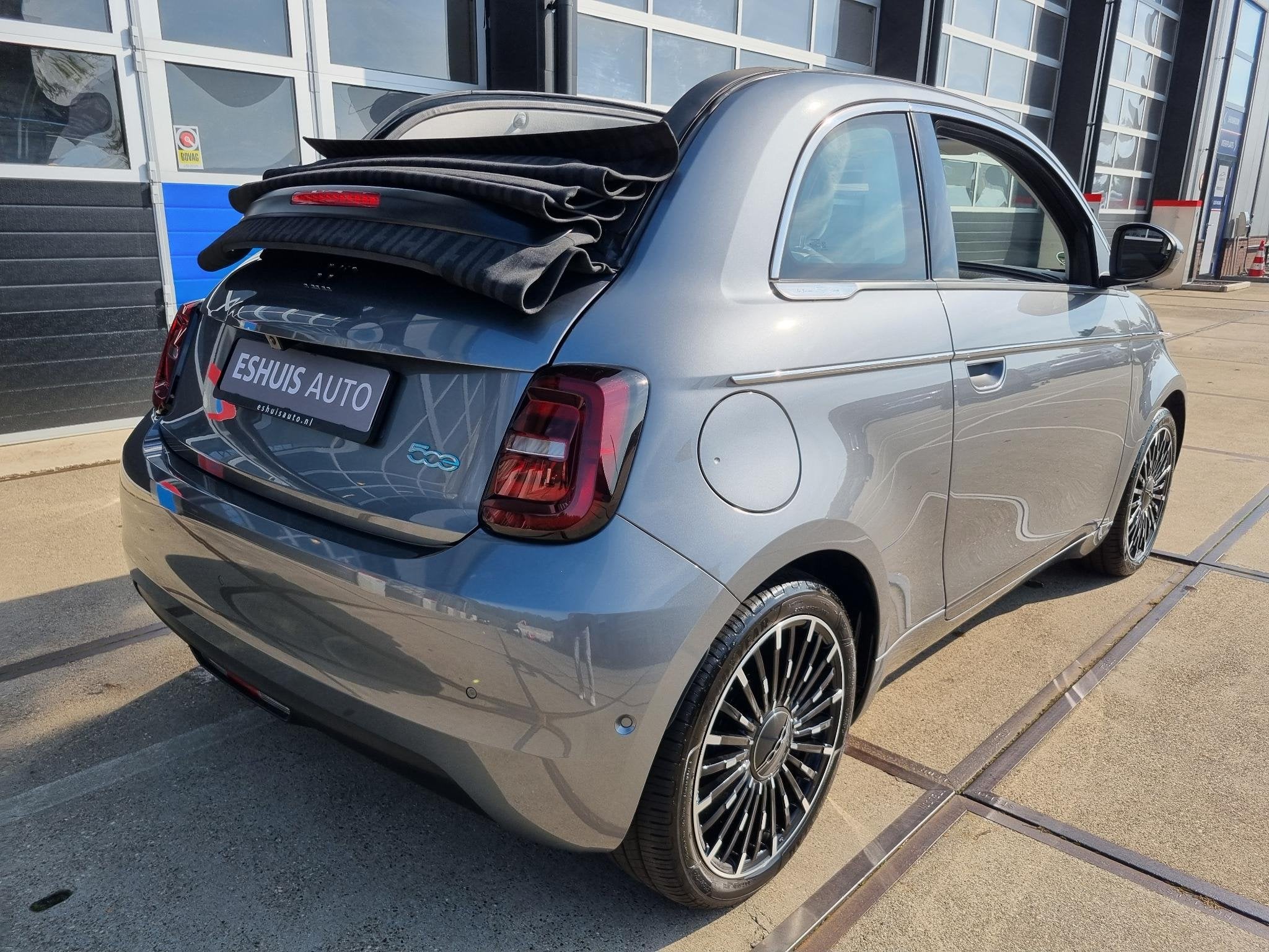 Fiat 500e Cabrio La Prima by Bocelli 42 kWh JBL / 17 INCH /, Auto's, Dealer onderhouden, Gebruikt, 118 pk, Cabriolet