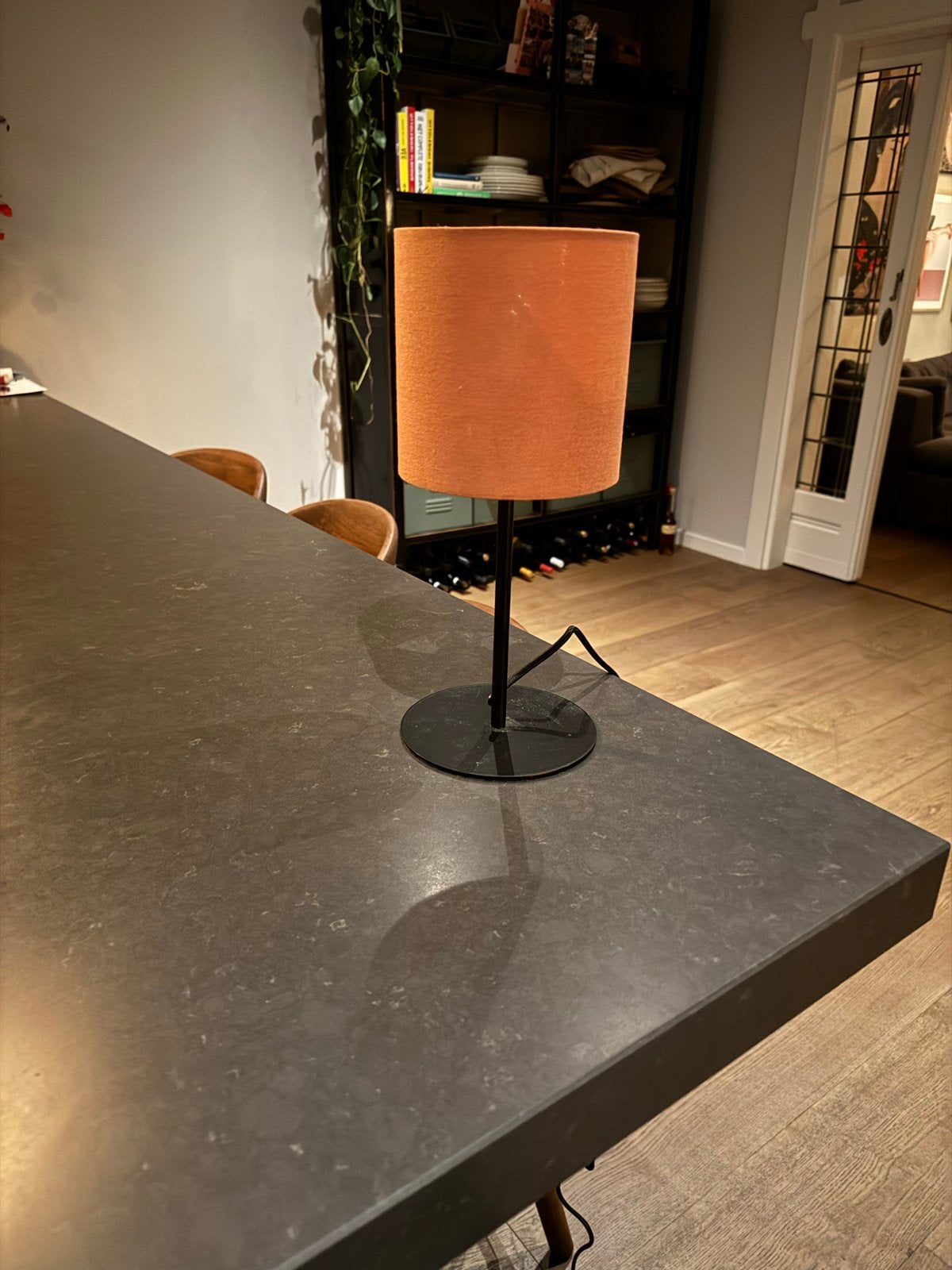 Moderne tafellampje met roze stoffen kapje, Ophalen, Oranje, Met kap, Metaal