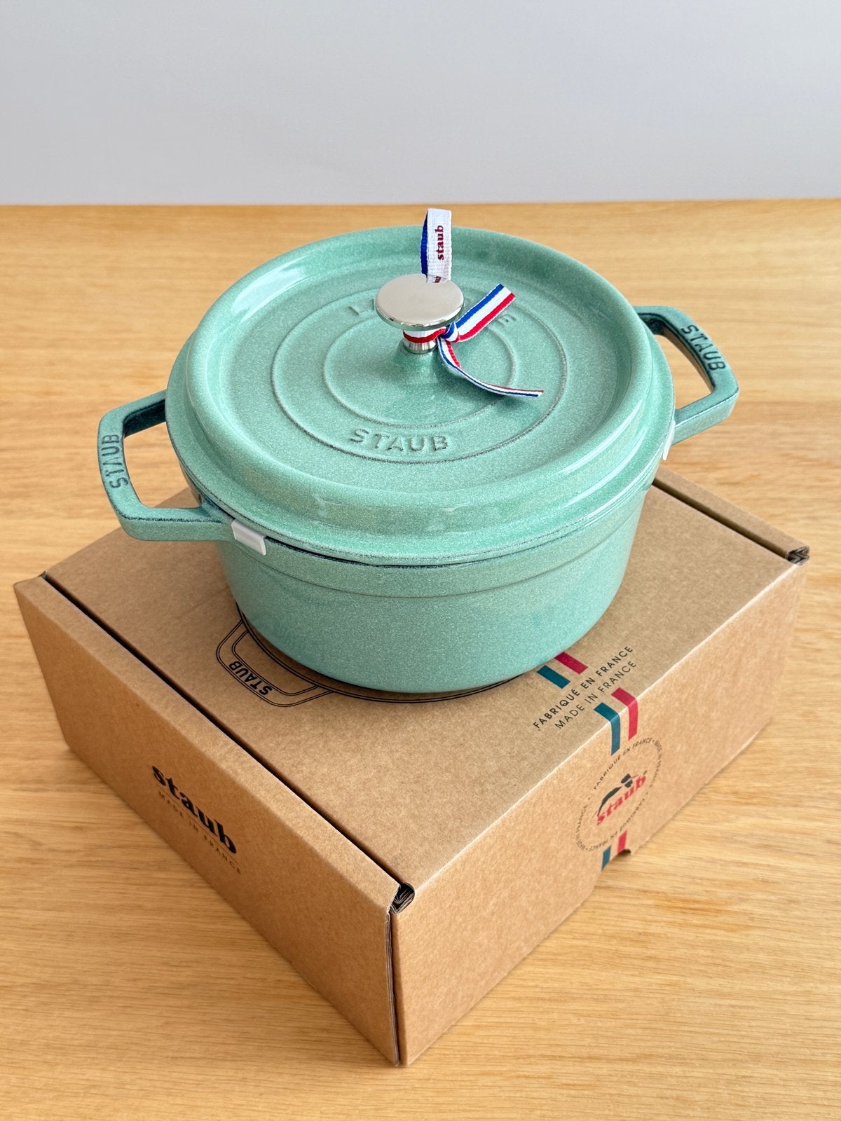 Nieuwe Staub La Cocotte Braadpan 22cm/2.6L, Ophalen, Met deksel, Nieuw, Braadpan
