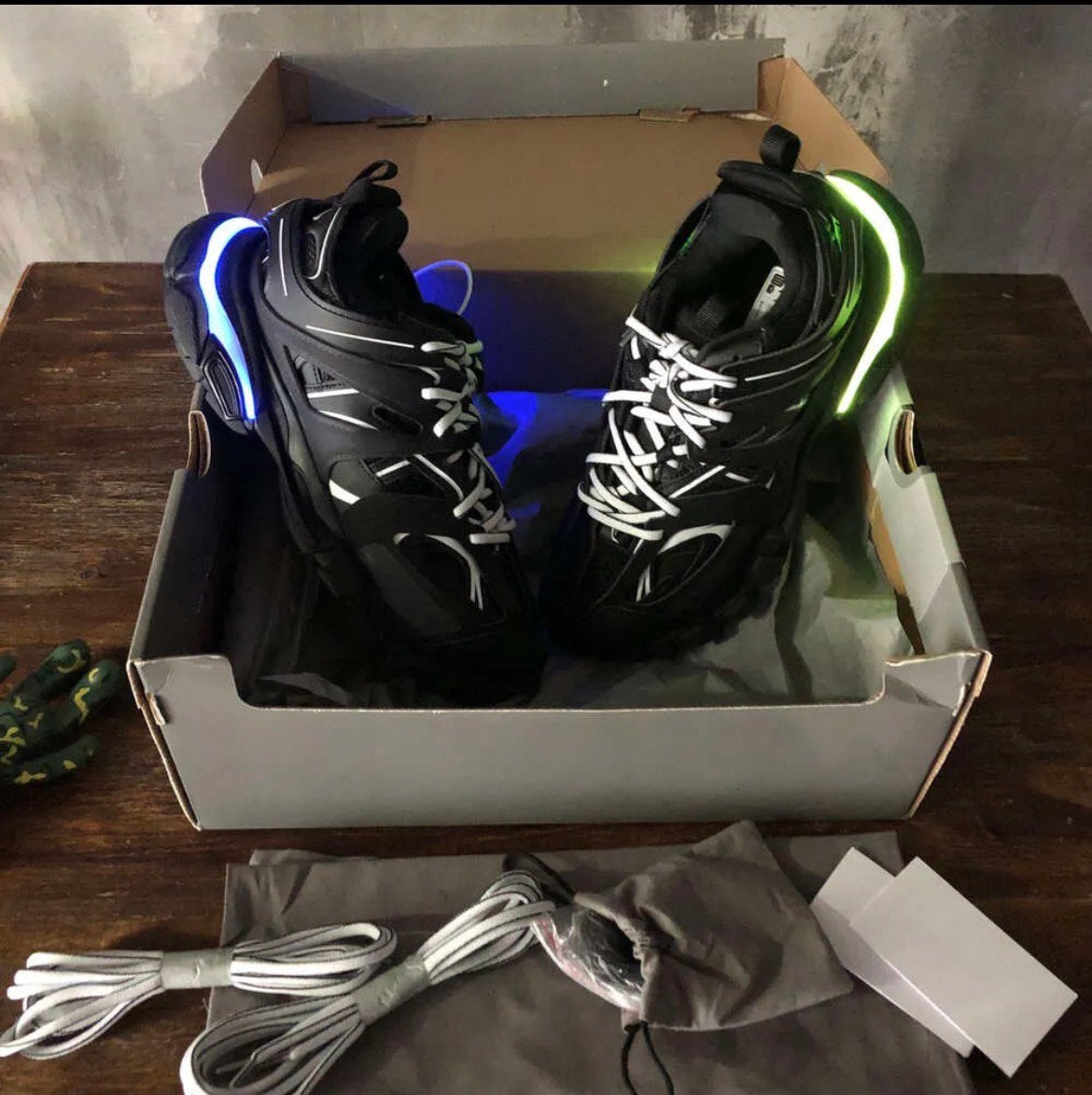 Balenciaga met licht, Kleding | Dames, Schoenen, Ophalen, Zo goed als nieuw, Zwart, Sneakers of Gympen