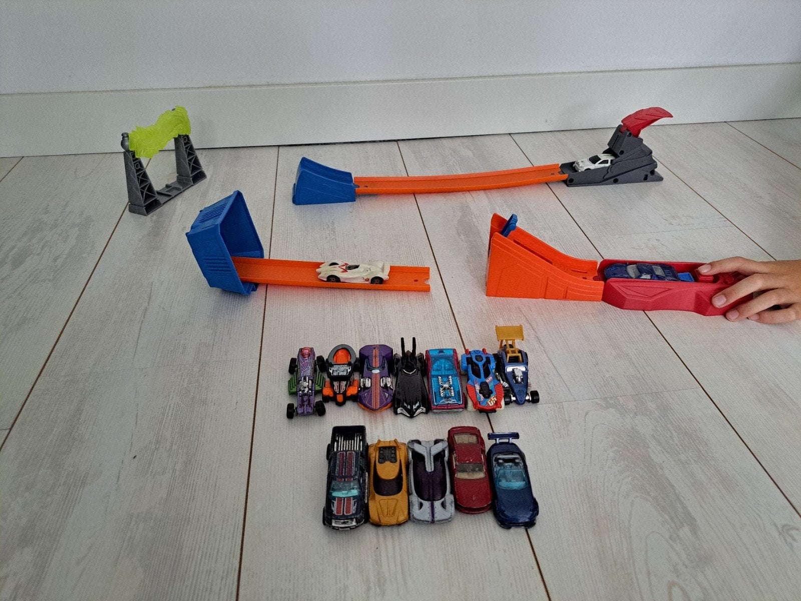 Hot Wheels 2 lanceersets en 15 auto's, Zelf te bouwen, Ophalen of Verzenden, Racebaan, Gebruikt