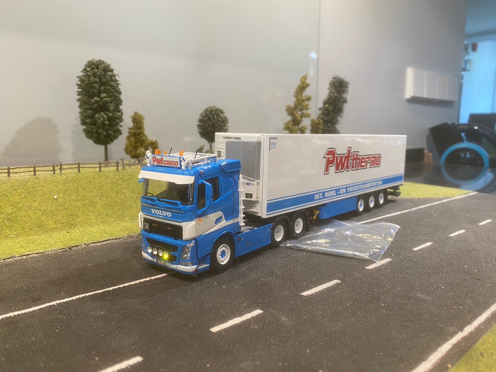 Volvo FH met koeloplegger van PWT, Ophalen of Verzenden, Zo goed als nieuw, Bus of Vrachtwagen, Tekno