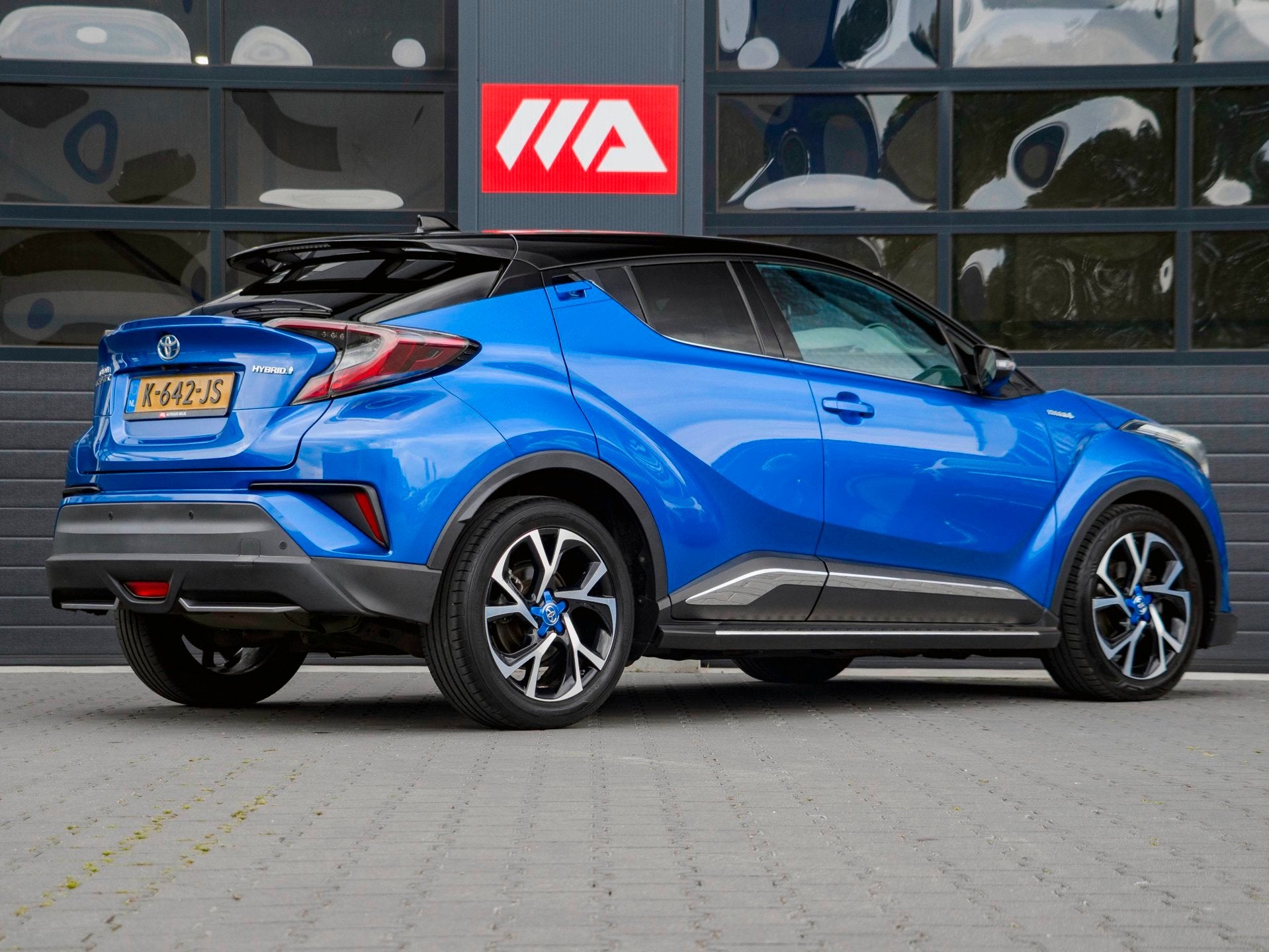 Toyota C-HR 1.8 Hybrid Bi-Tone | CAMERA | JBL | STOELVERWARM, Auto's, Toyota, Euro 6, 4 cilinders, Met garantie (alle), Blauw
