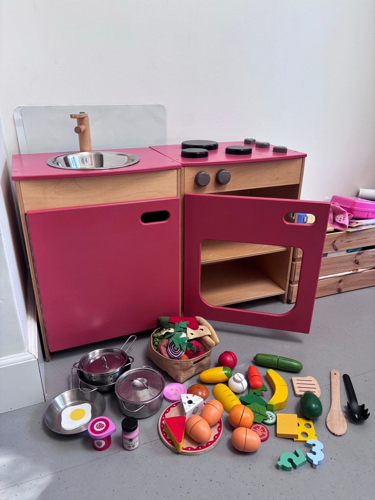 Houten kinderkeuken met opbergruimte en accessoires, Kinderen en Baby's, Ophalen, Gebruikt, Meubelstuk of Keukentje