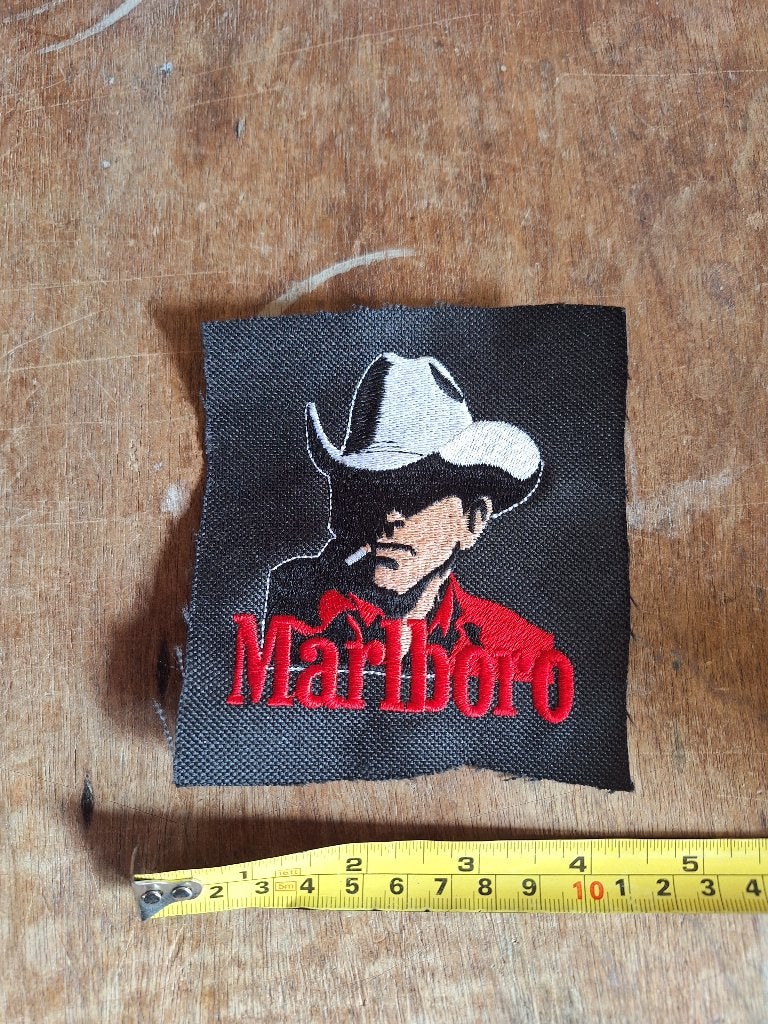 Vintage Marlboro Cowboy kleding patch reclame jaren 90, Verzamelen, Ophalen of Verzenden, Zo goed als nieuw, Gebruiksvoorwerp