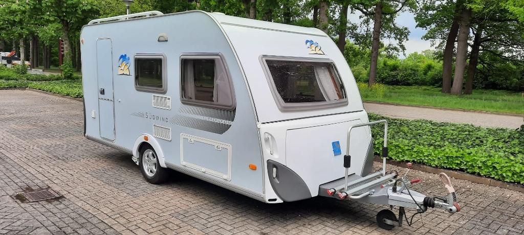 Knaus Südwind Premium Line 420QD, Caravans en Kamperen, Caravans, Particulier, tot en met 4, 750 - 1000 kg, Treinzit, Knaus, Dwarsbed