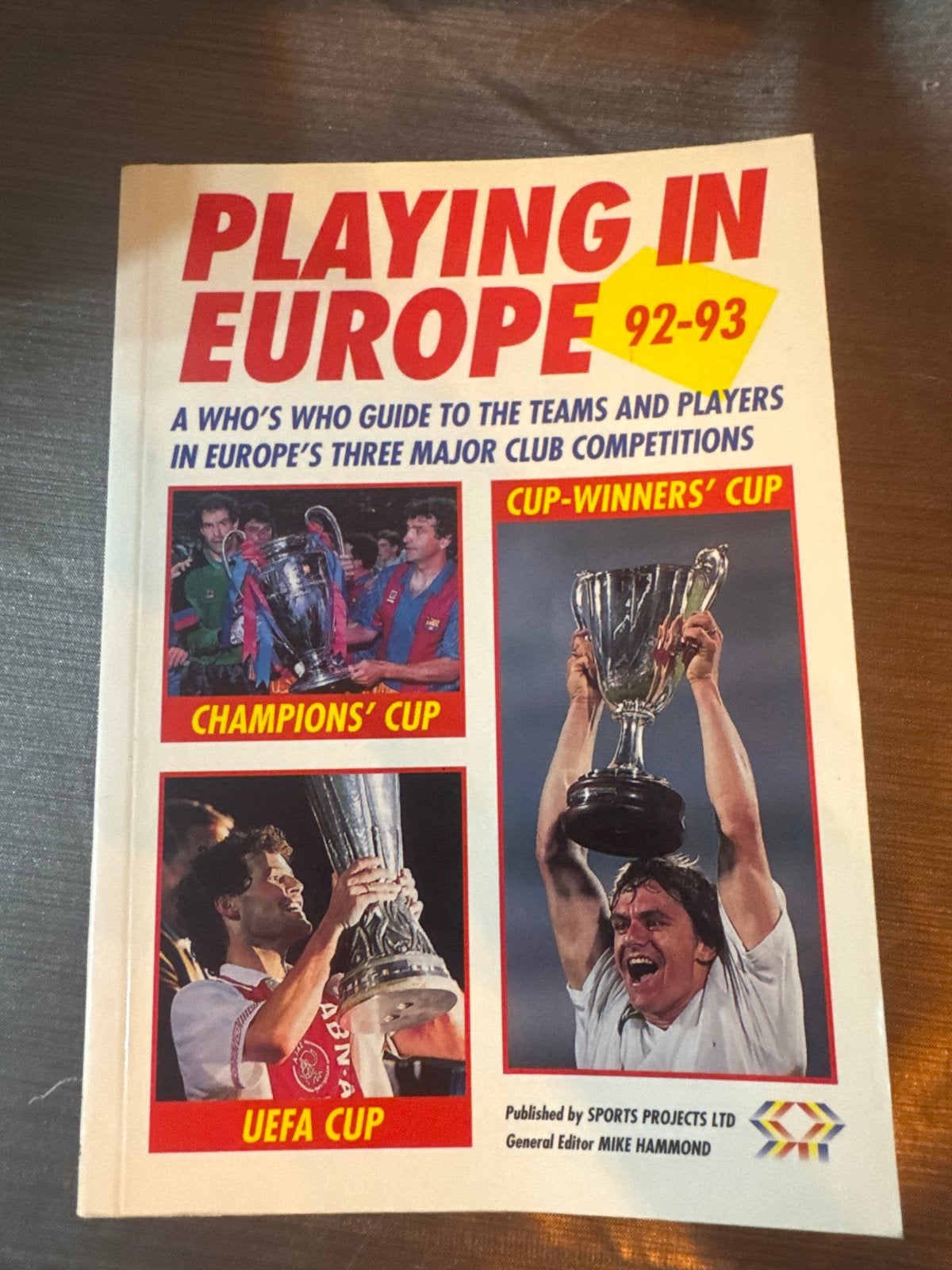 Playing in Europe 92-93 Voetbal Jaarboek, Boeken, Ophalen of Verzenden, Gelezen, Balsport