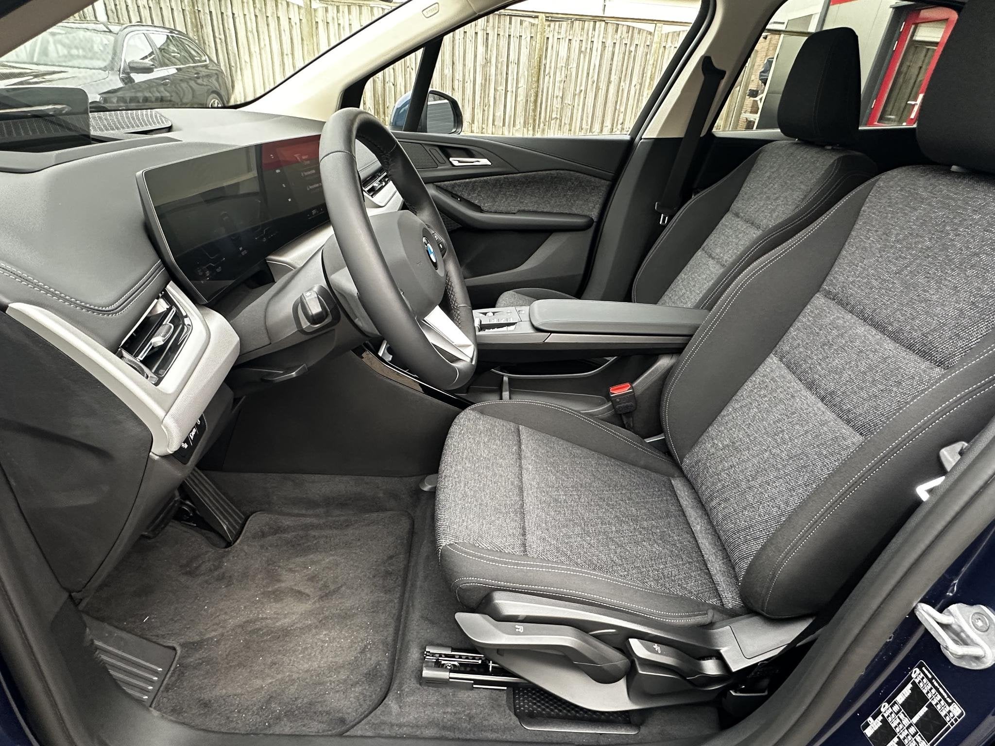 BMW 2-serie Active Tourer 218i NIEUW! 360Cam|Trekhaak|Premiu, Dealer onderhouden, Gebruikt, Euro 6, Blauw