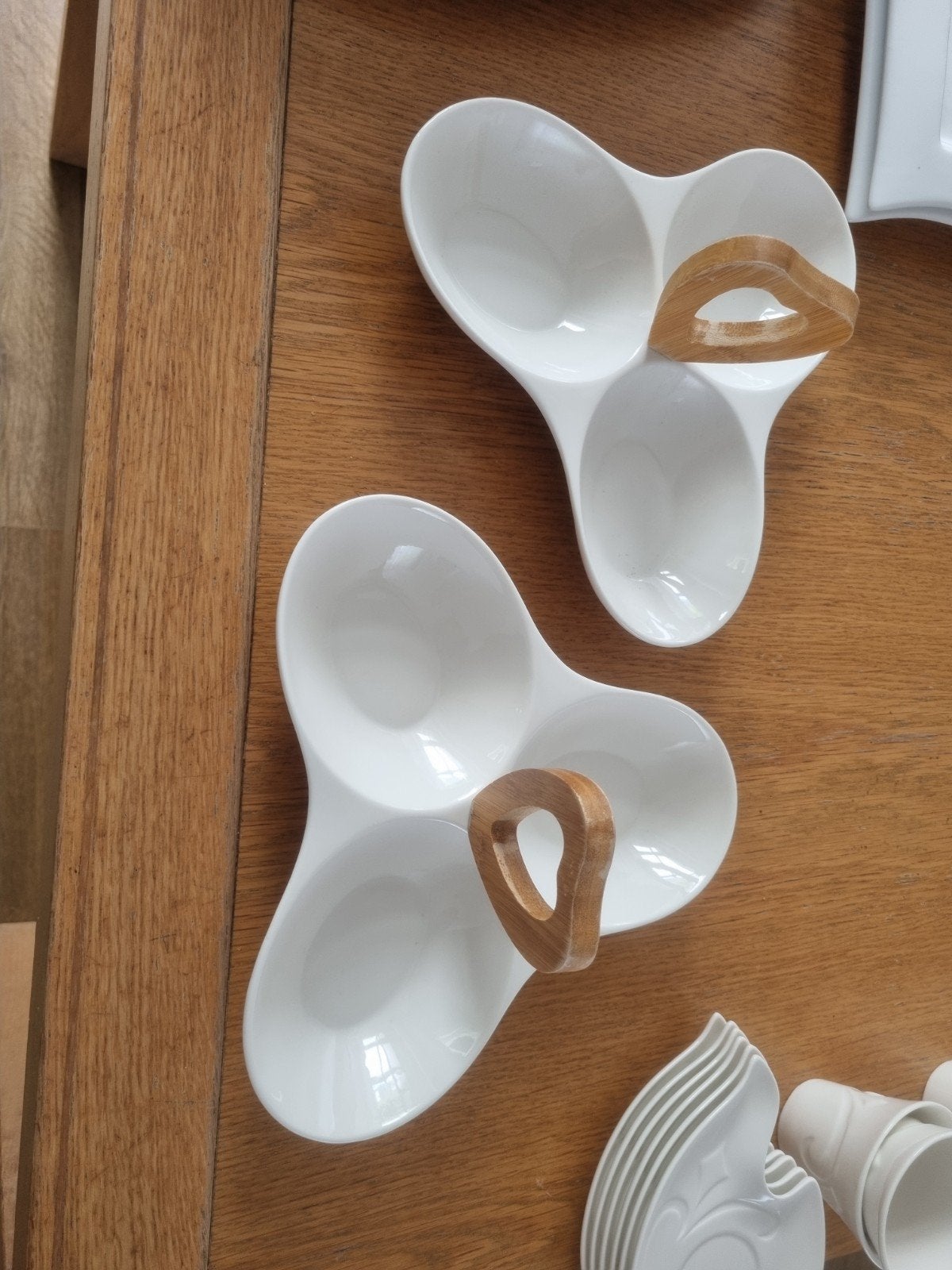 2 Witte Serveerschaaltjes met Houten Handvat, Huis en Inrichting, Woonaccessoires | Schalen en Manden, Ophalen, Porselein of Keramiek