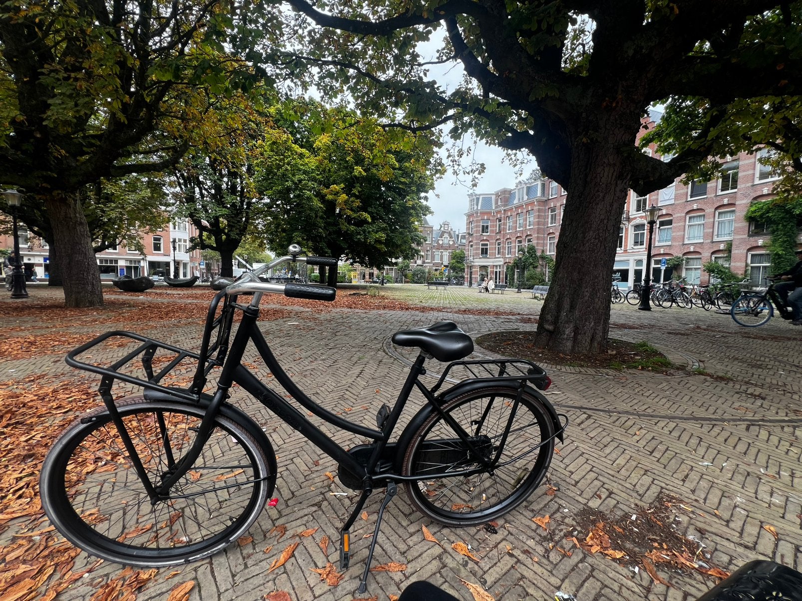 Zwarte stadsfiets 26 inch met voordrager, Fietsen en Brommers, Ophalen, Zo goed als nieuw