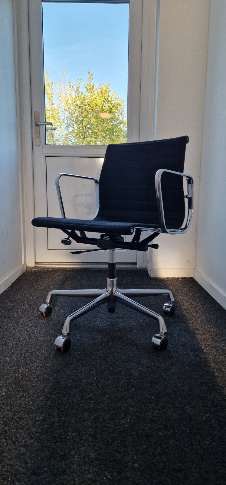 Vitra Ea 117, Huis en Inrichting, Ophalen, Gebruikt, Zwart