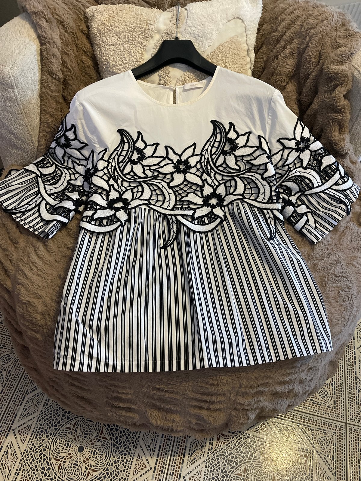 Riani Blouse Zwart-Wit met Bloemenborduurwerk, Kleding | Dames, Maat 38/40 (M), Zwart, Ophalen of Verzenden, Korte mouw
