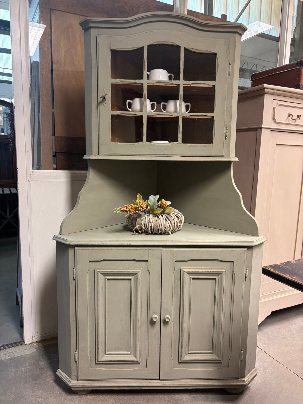 Brocante hoekkast / buffetkast / kast, Ophalen, Studio Larilo, Studiolarilo@gmail.com, Zo goed als nieuw