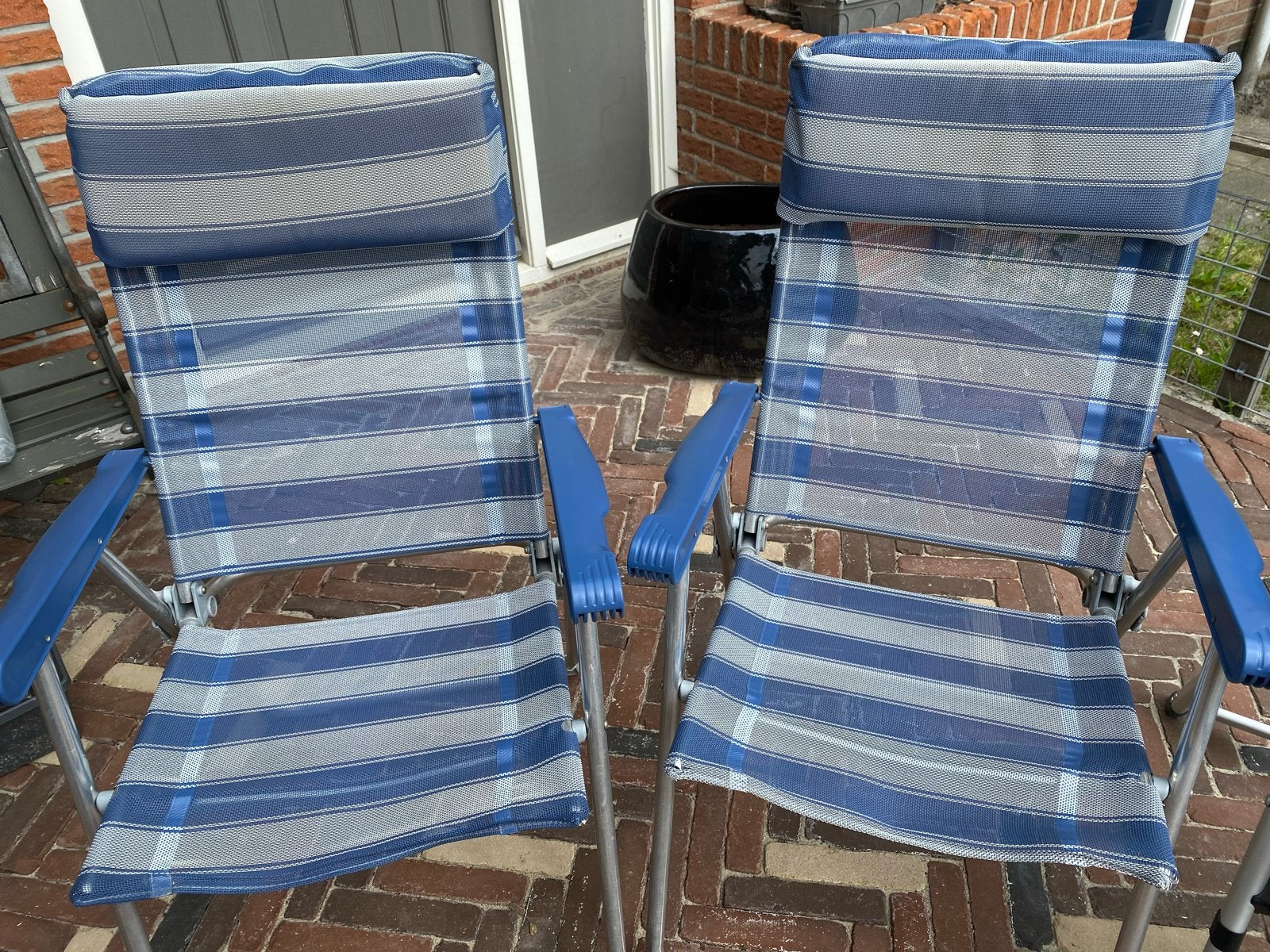 Twee blauw/wit gestreepte klapstoelen van Lallemand, Ophalen of Verzenden, Gebruikt, Metaal, Inklapbaar