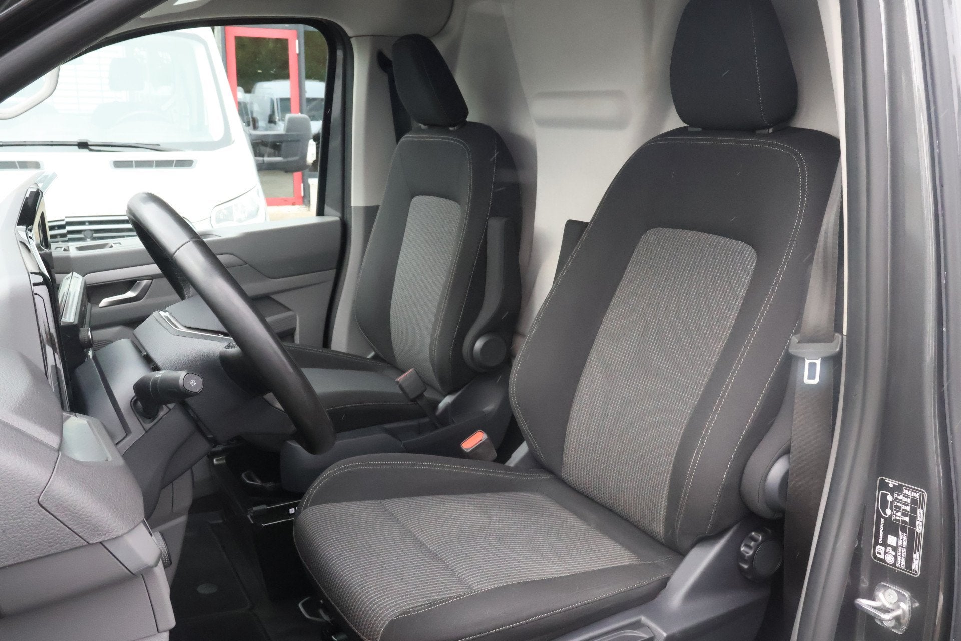 Volkswagen Transporter T7 2.0 TDI L2 H1 150pk (bj 2024), Auto's, Stof, Gebruikt, Euro 6, 4 cilinders