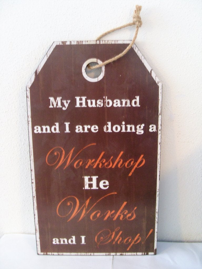 Houten Wandbord My Husband And I Are Doing A Workshop, Tekstbord, Met ophangmogelijkheid, 25 cm, Ophalen of Verzenden