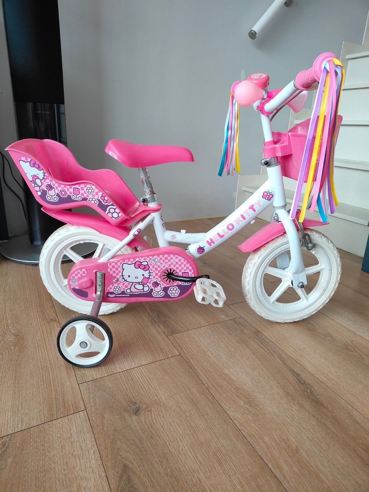 Hello Kitty kinderfiets 12 inch met zijwieltjes + helm, Zijwieltjes, Gebruikt, Hello Kitty, Velgrem