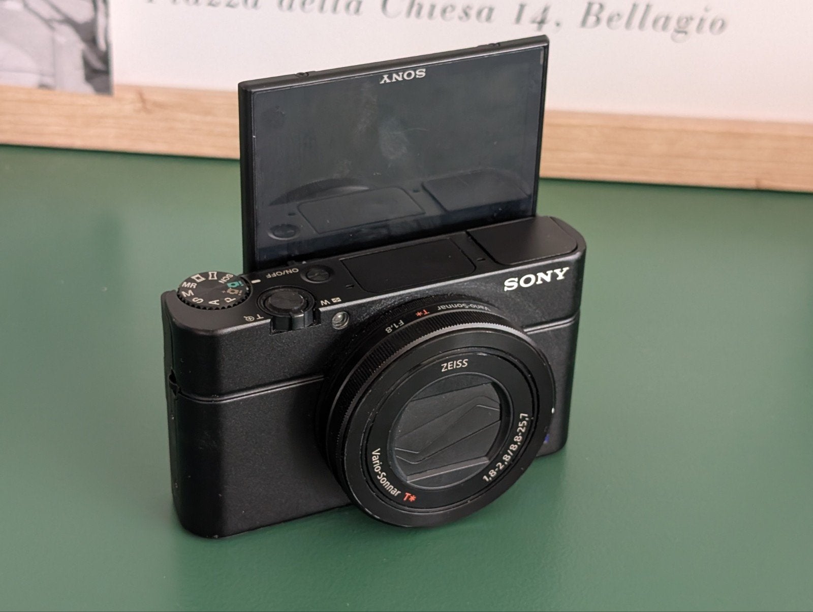 Sony RX100 III Compactcamera met 3 Accu's en Lader, Accu, Ophalen of Verzenden, Zo goed als nieuw, Compactcamera