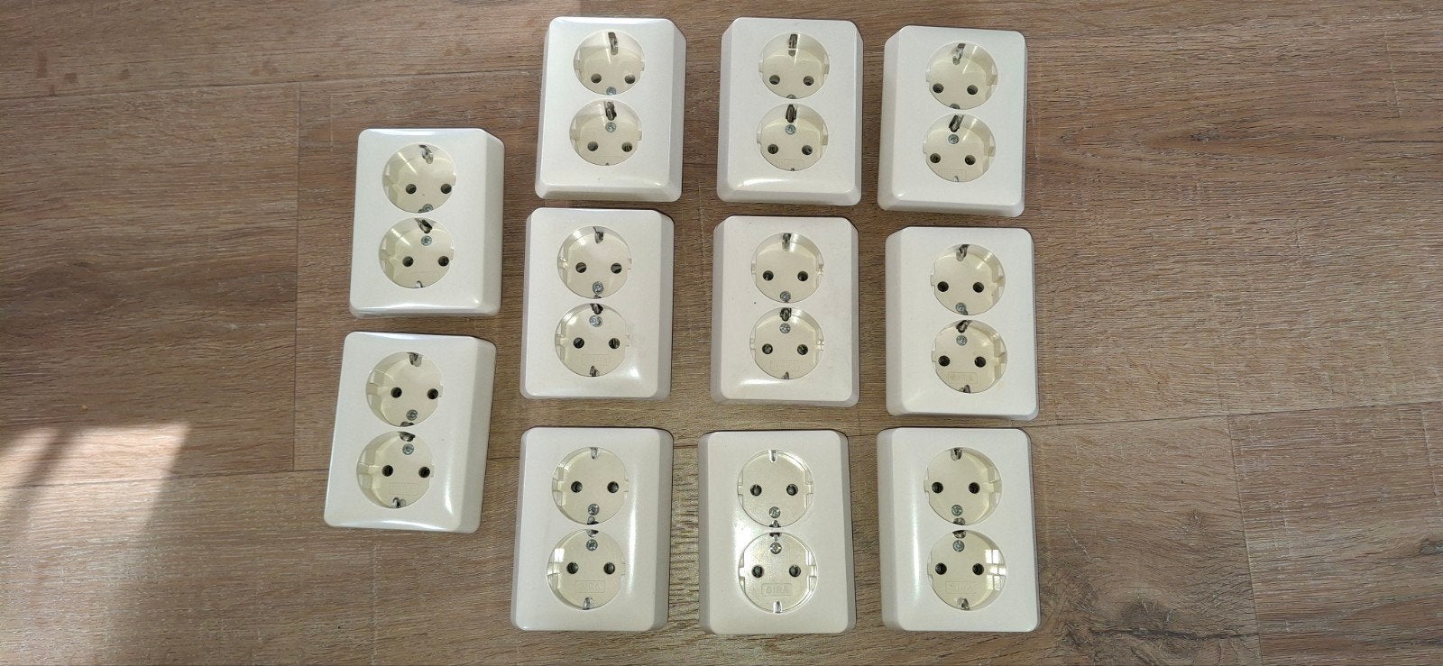 11x Gira Dubbele Wandcontactdoos Creme, Ophalen of Verzenden, Gebruikt, Gira, Stopcontact