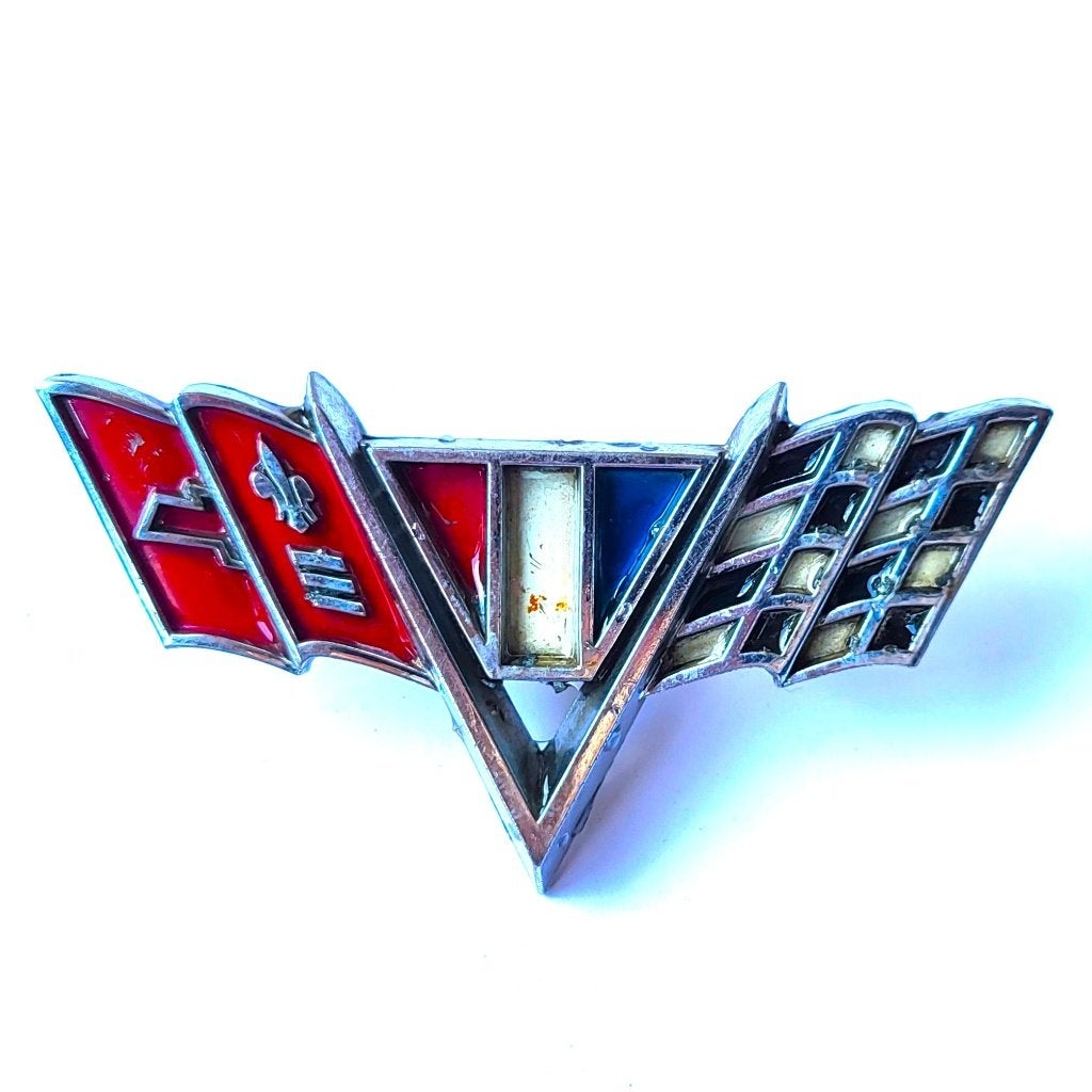 Vintage CHEVROLET V-FLAG FENDER EMBLEM En nog auto boeken, Ophalen of Verzenden