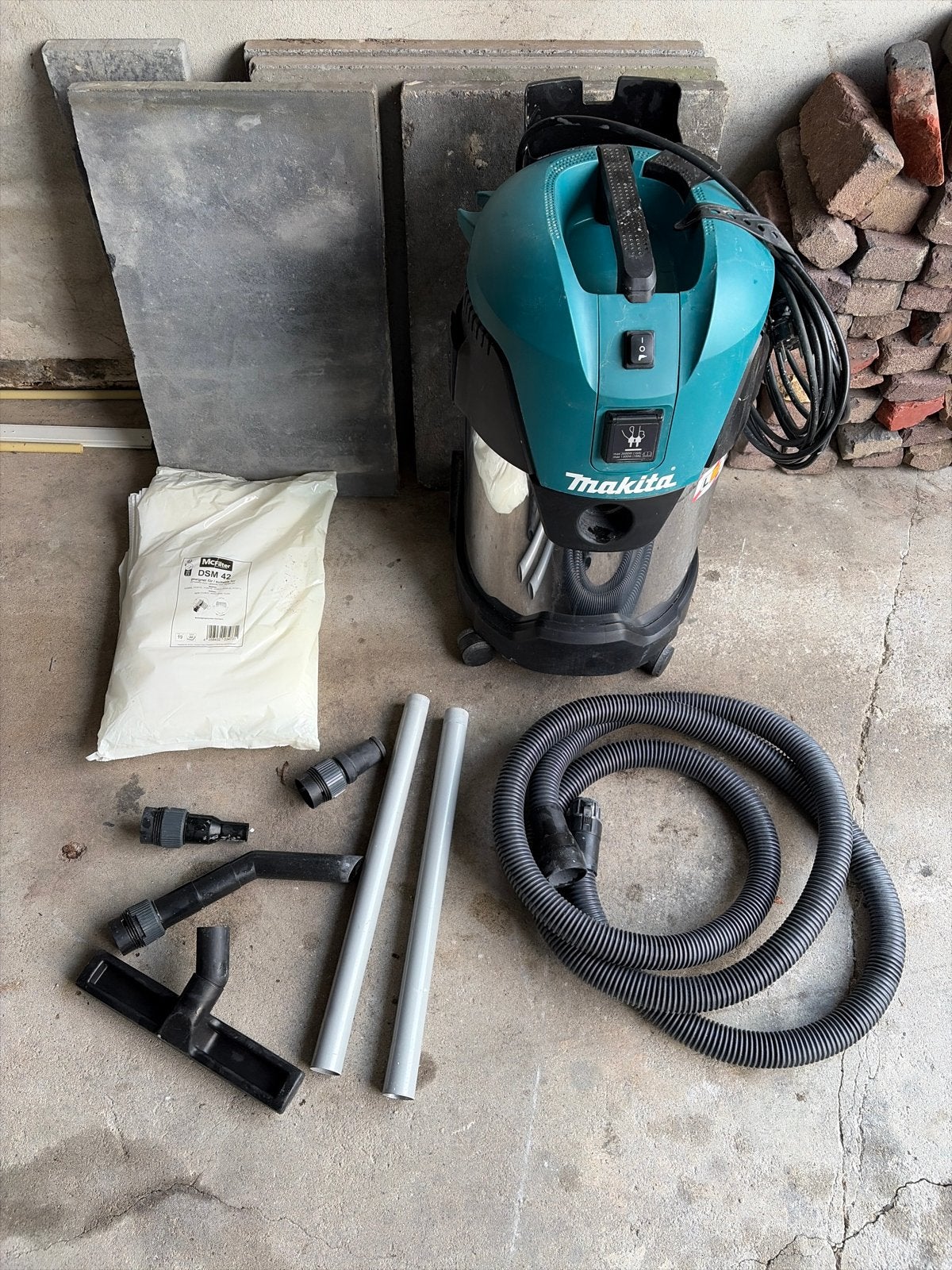 Makita VC3011L Bouwstofzuiger met veel accessoires, Inclusief accessoires, Gebruikt, Industriële stofzuiger, Minder dan 1200 watt