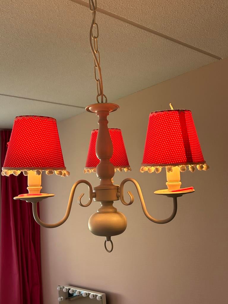Leuke kroonluchter met rode lampenkappen, Huis en Inrichting, Ophalen of Verzenden, Gebruikt, Metaal