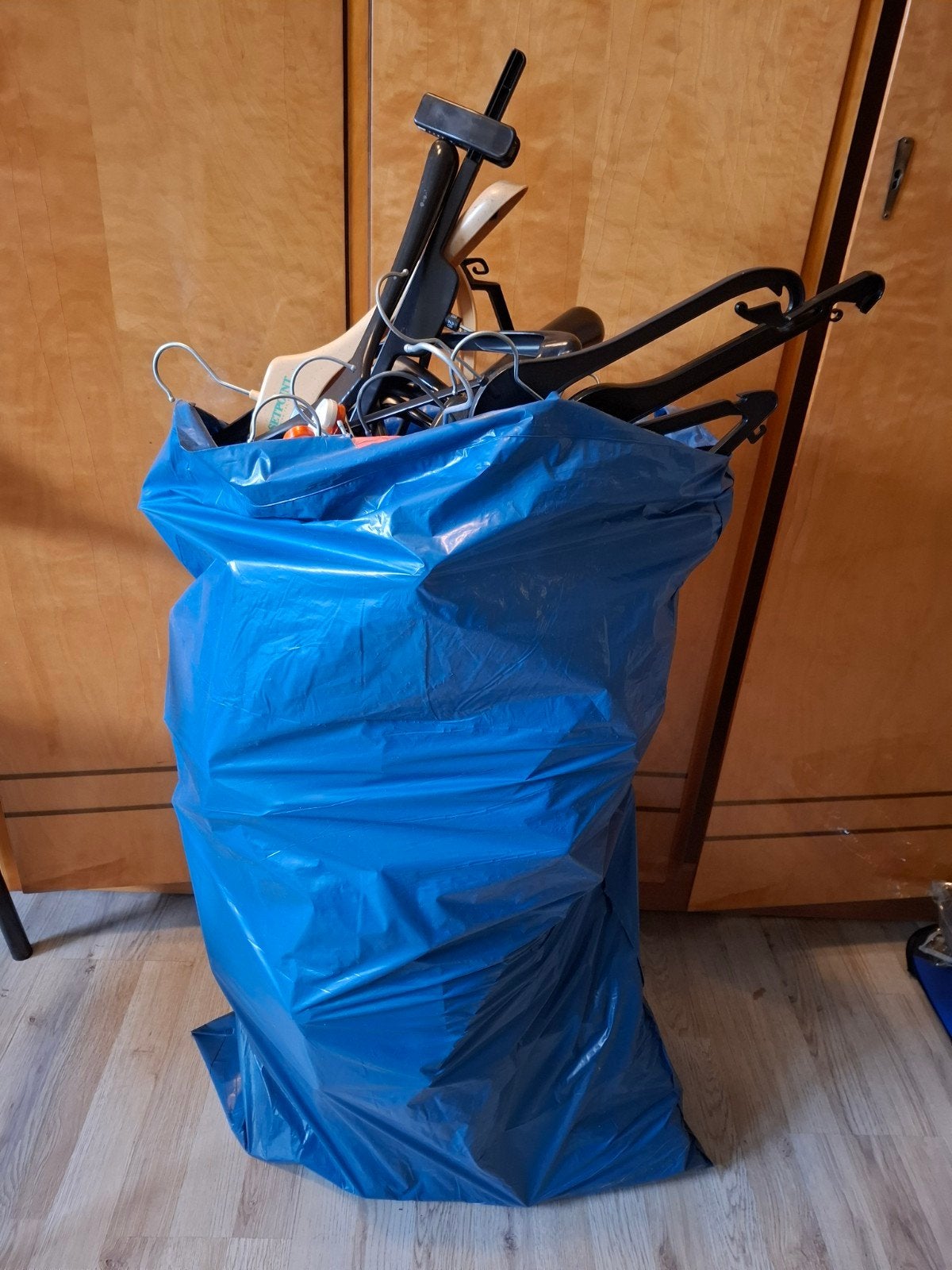 Gratis grote zak kleerhangers, Ophalen