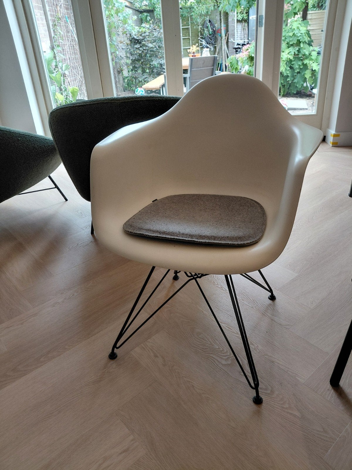 Eames stoel met beschadigde zitting, inclusief kussens, Huis en Inrichting, Stoelen, Ophalen, Gebruikt, Stof, Wit