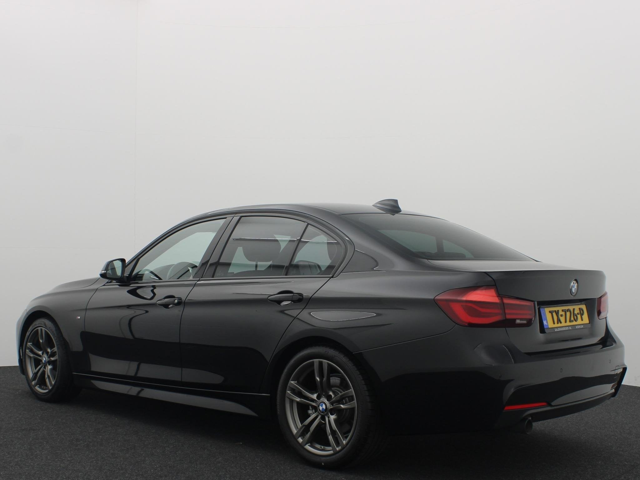 BMW 3-serie 318i M Sport Edition M-PAKKET / BLACK OPTIC / FU, Auto's, Automaat, Gebruikt, Zwart, 3 cilinders
