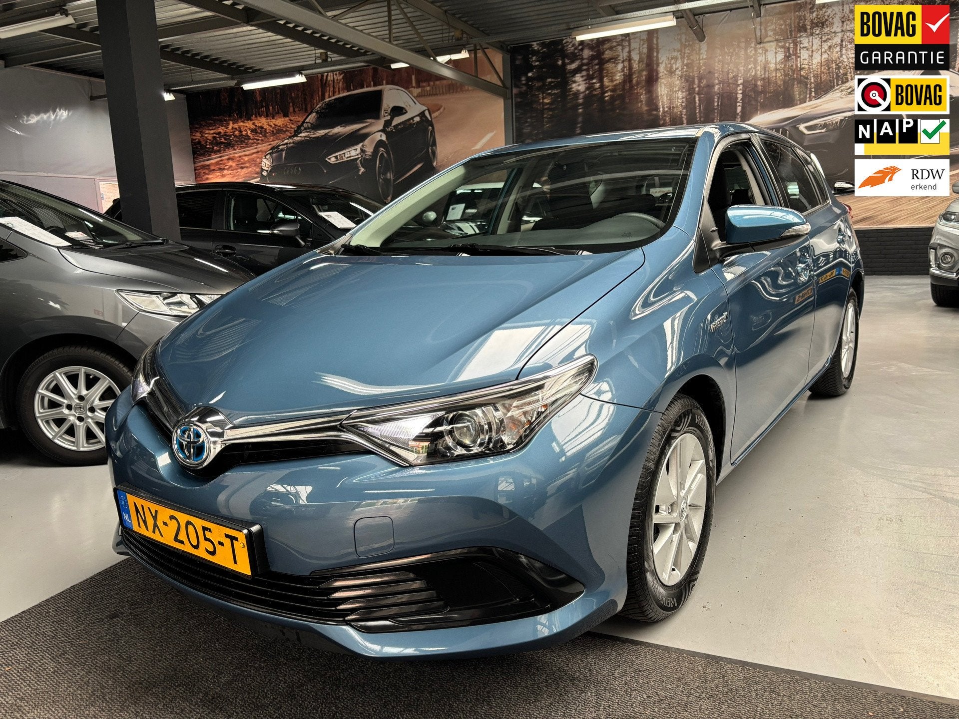 Toyota Auris 1.8 Hybrid Now, Stof, Gebruikt, 4 cilinders, Met garantie (alle)