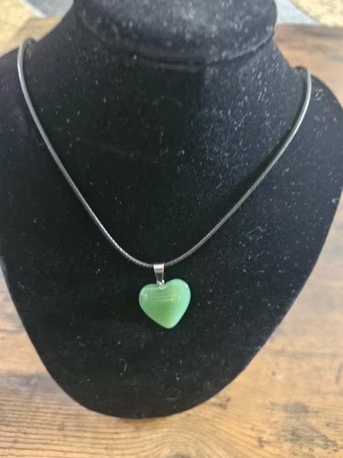 Ketting Met donkergroen stenen hart h3, Sieraden, Tassen en Uiterlijk, Kettingen, Verstelbaar, Onbekend, Nieuw, Ophalen of Verzenden
