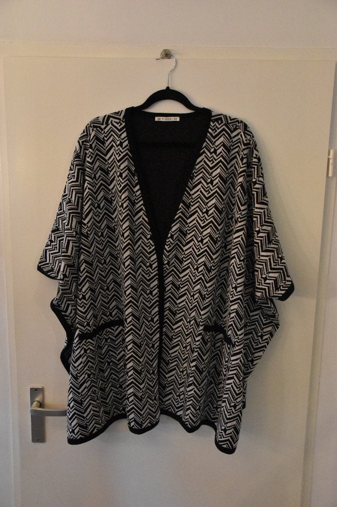 superleuk oversized zwart/wit vest 1 maat STUDIO, Kleding | Dames, Maat 38/40 (M), Zwart, Ophalen of Verzenden, Onbekend