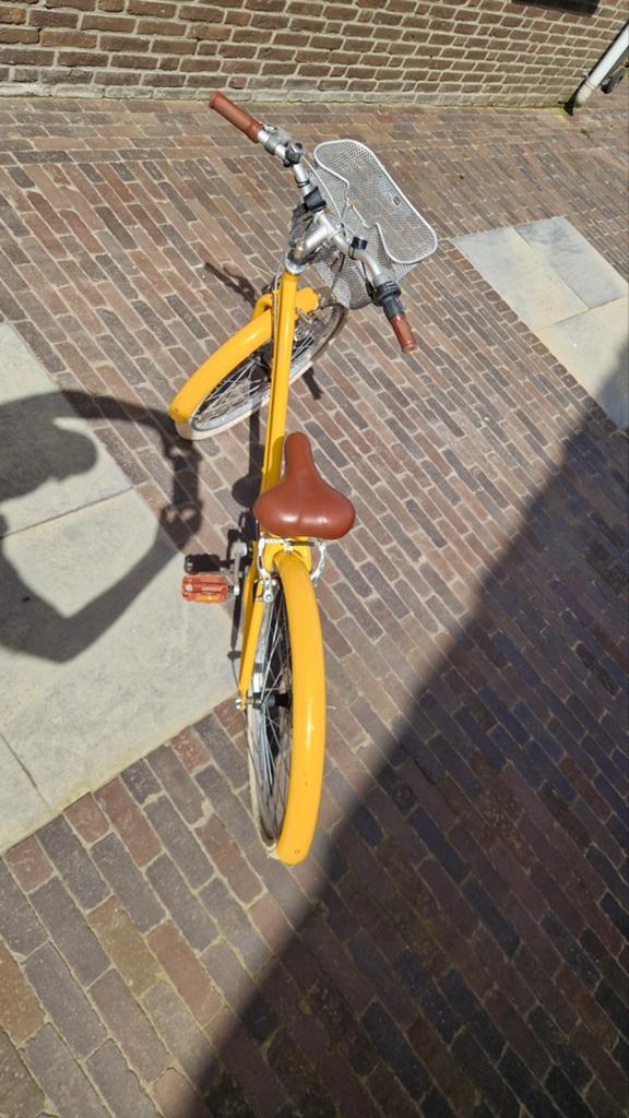 Gele fiets met mandje en lage instap, Fietsen en Brommers, Fietsen | Kinderfietsjes, Ophalen, Gebruikt, Velgrem, Overige merken