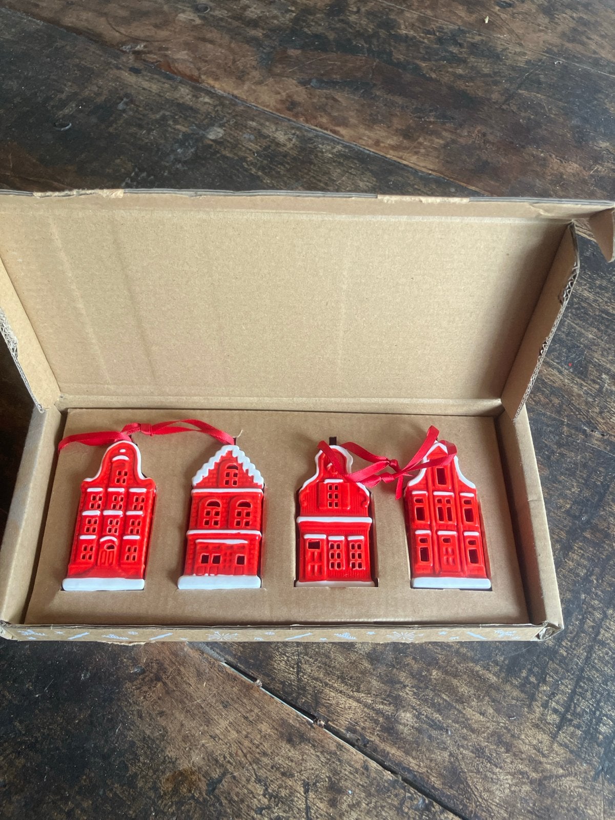 Nieuwe Set van 4 postcodeloterij Kersthangers huisjes, Huis en Inrichting, Woonaccessoires | Overige, Zo goed als nieuw, Steen/keramiek