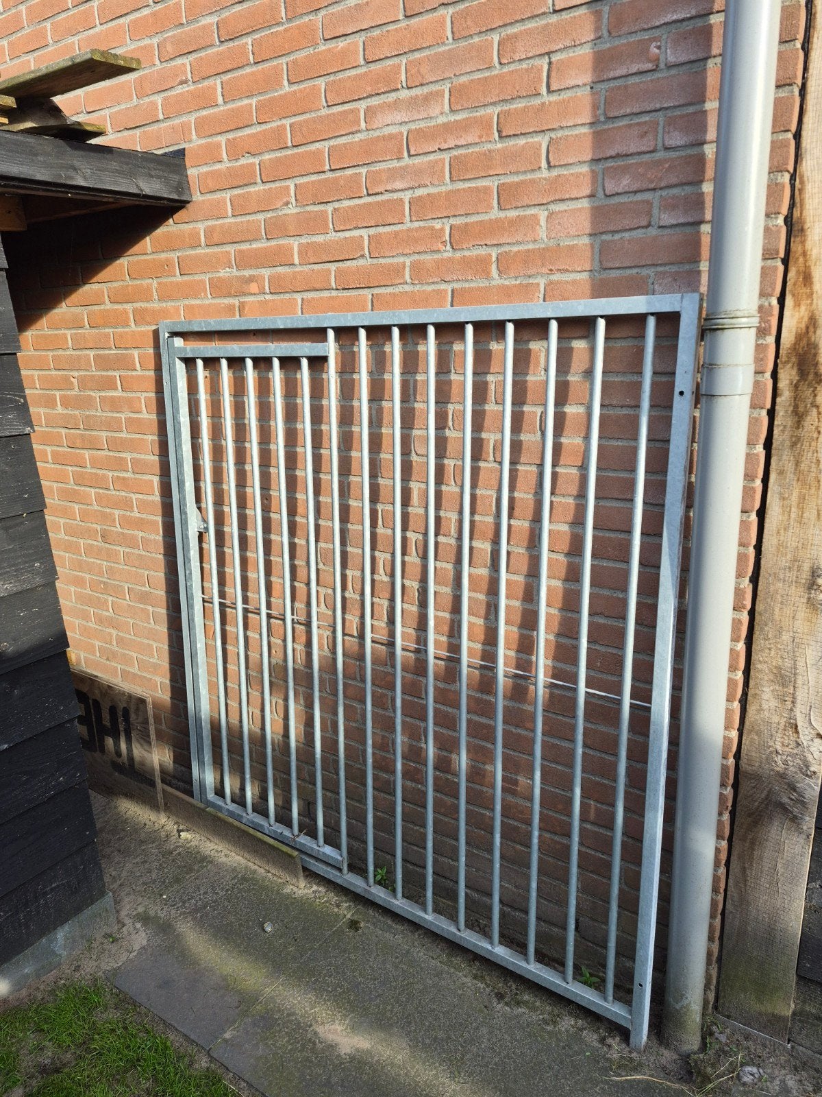 Stevig ijzeren hekwerk met poort, Met poort, Gebruikt, IJzer, Spijlenhekwerk